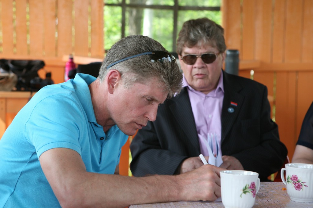 О.Н.Кожемяко и А.Н.Белоногов обсуждают программу развития парка 6. О.Н.Кожемяко и А.Н.Белоногов обсуждают программу развития парка